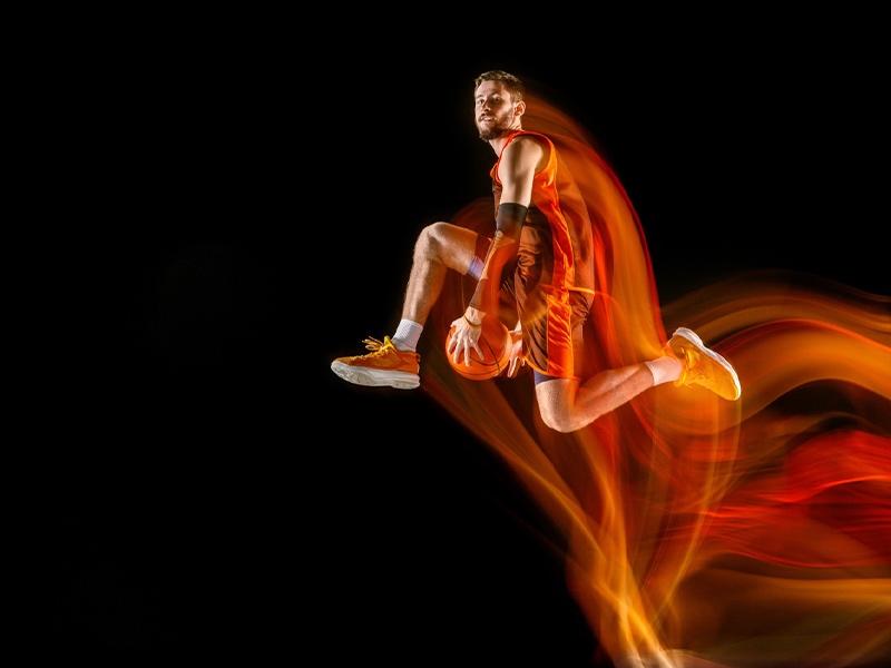 运动员还是能喝！此前赵继伟婚礼时，杨鸣一口气吹掉一瓶啤酒